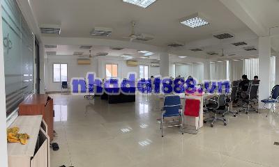 Cho thuê văn phòng hiện đại với 176m2 rộng rãi, mặt tiền Trường Sơn tại trung tâm Tân Bình